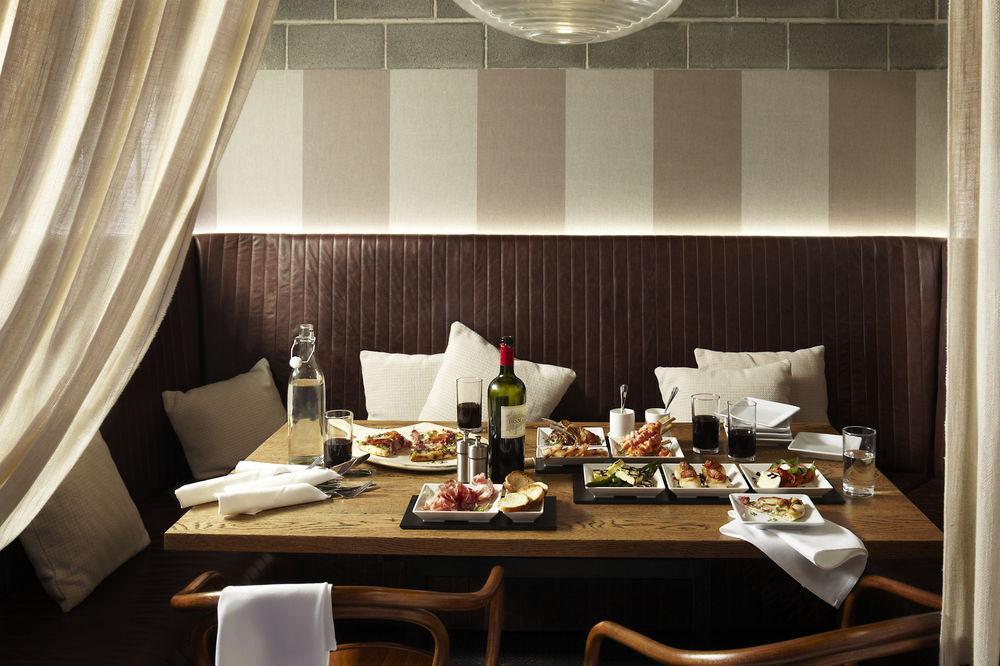 Hotel Realm Canberra Esterno foto A table at the restaurant